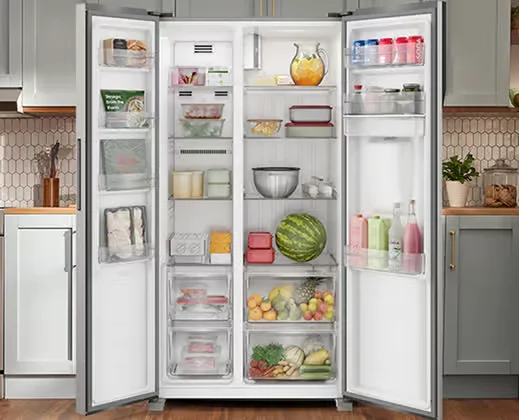 Técnico Frigidaire atendiendo refrigeradoras frigidaire en Chile